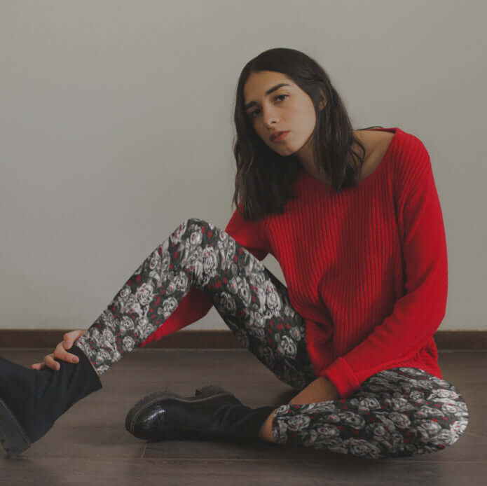 some-like-it-hot-marilyn-monroe-leggings-girl-wearing-leggings-and-a-red-sweater-sitting-on-the-floor